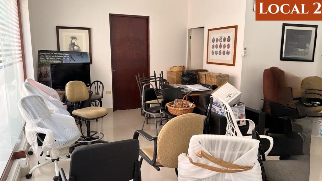 La puerta se taparía pues da acceso a la oficina del Restaurante