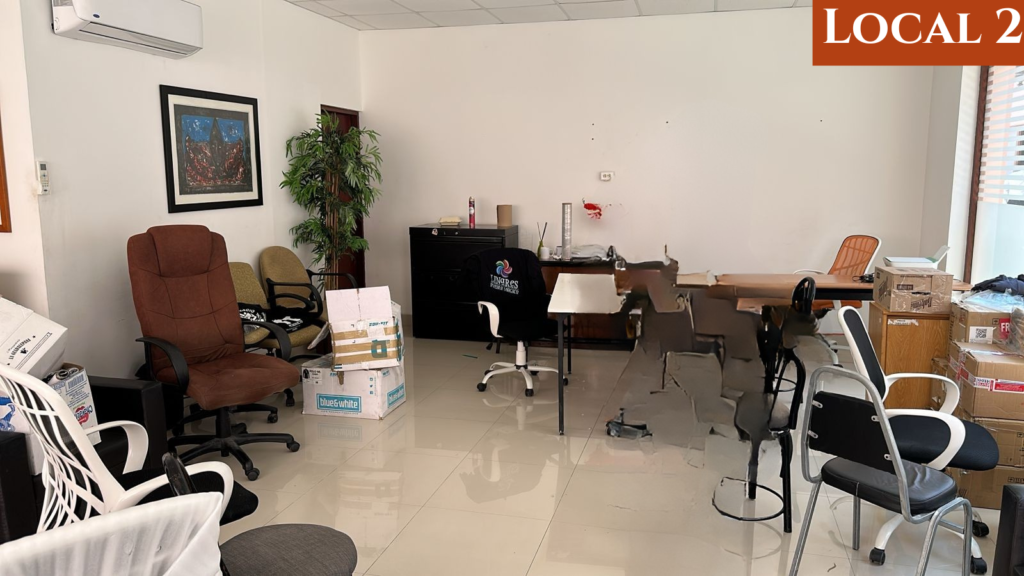 La puerta se taparía pues da acceso a la oficina del Restaurante